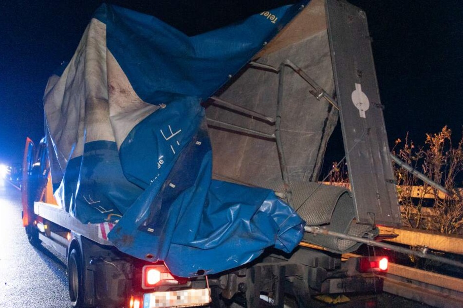 Der demolierte Anhänger zeigt, mit welchem Tempo der Fahrer unterwegs war.