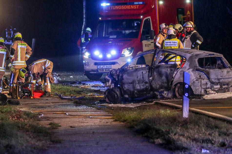 Eines der Unfallautos fing nach dem Crash Feuer und brannte aus.