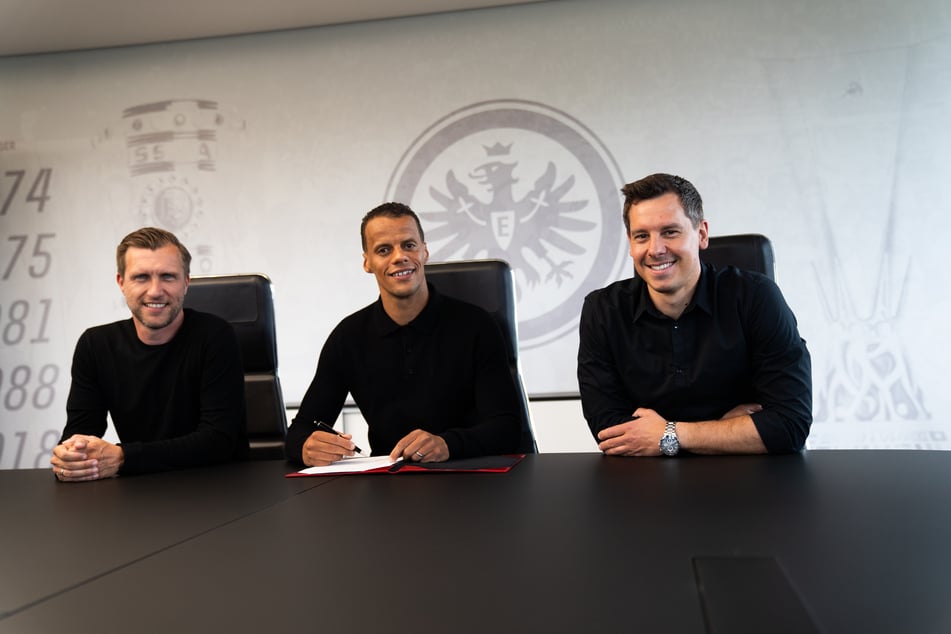 Timothy Chandler (35, M.) wird der Eintracht ein weiteres Jahr als Profi erhalten bleiben.