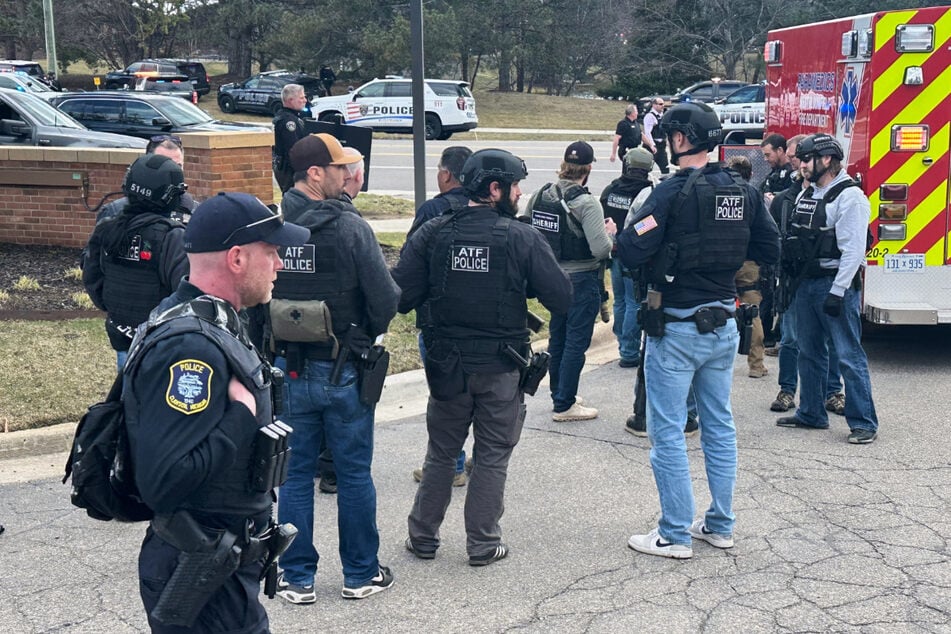 Neben dem FBI sind auch Dutzende Polizei- und Rettungsfahrzeuge vor Ort.