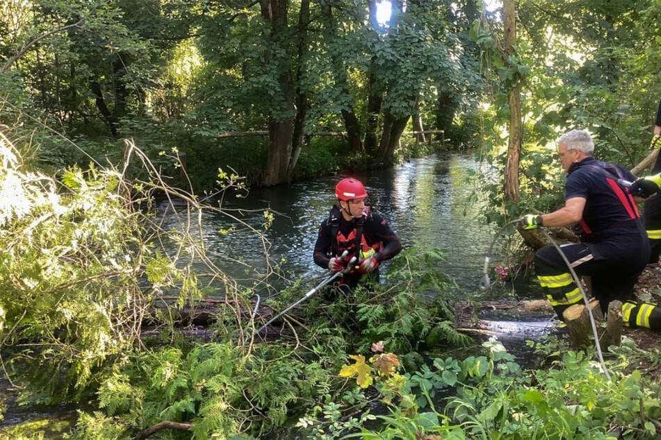 Ein spezialisierter Taucher der Feuerwehr unterstützte die Arbeit der Einsatzkräfte vom Wasser aus.