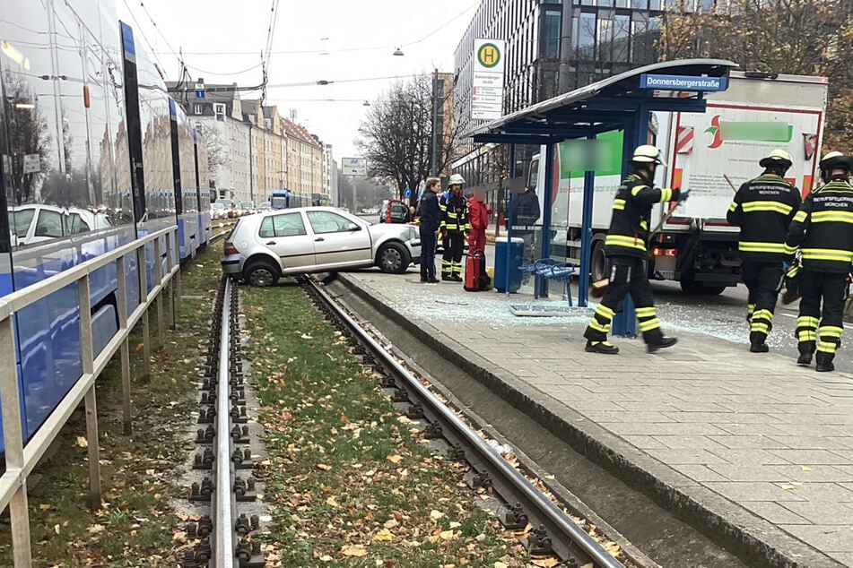 Der Wagen wurde gegen das Tramhäuschen geschleudert und landete in den Schienen.
