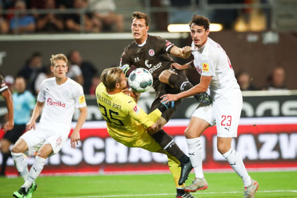 Gegen Holstein Kiel erzielte St. Paulis James Lawrence (2.v.r.) sein einziges Saisontor.