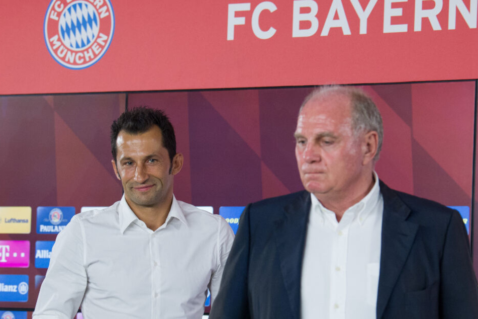 Hasan Salihamidzic bei seiner Vorstellung als neuer Sportdirektor neben Uli Hoeneß.