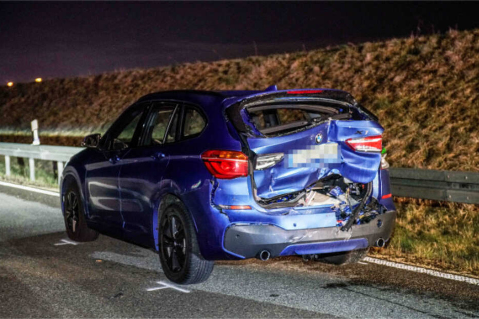 Das demolierte Heck des BMW. Der Beifahrer war ausgestiegen, um die Ladung zu sichern.