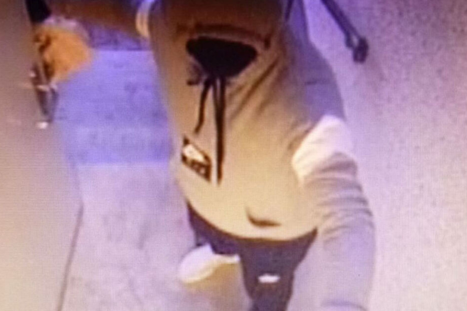 Bilder der Überwachungskamera zeigen den mit einem Kapuzenpullover getarnten Dieb.
