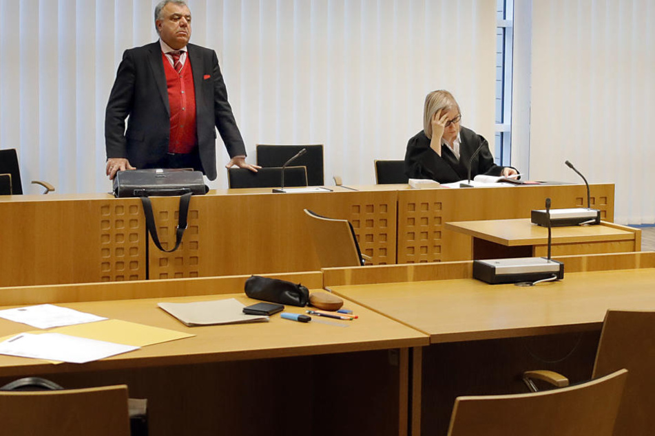 Ratlos standen am Mittwoch die Verteidigerin Nadine Röthig und der Dolmetscher im Amtsgericht Chemnitz - der Angeklagte fehlte.