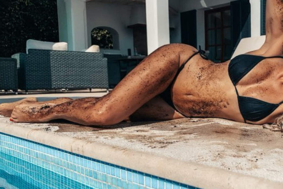 Dreckig und im knappen Bikini: Wer räkelt sich denn hier?