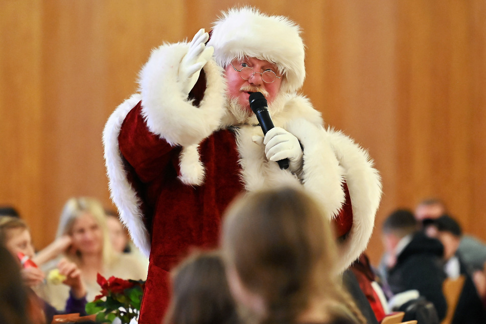 Keine Feier ohne den Weihnachtsmann vom Striezelmarkt.