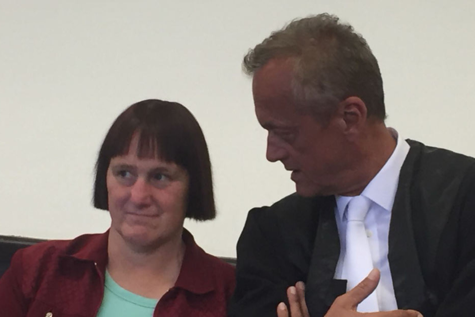 Angelika W. schaute sich vor Prozessbeginn im Gerichtssaal um.