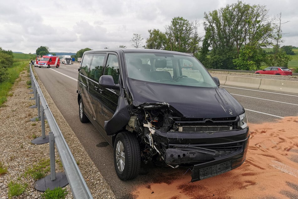 Auch der dunkle Kombi bekam mehr als nur eine kleine Schramme ab.