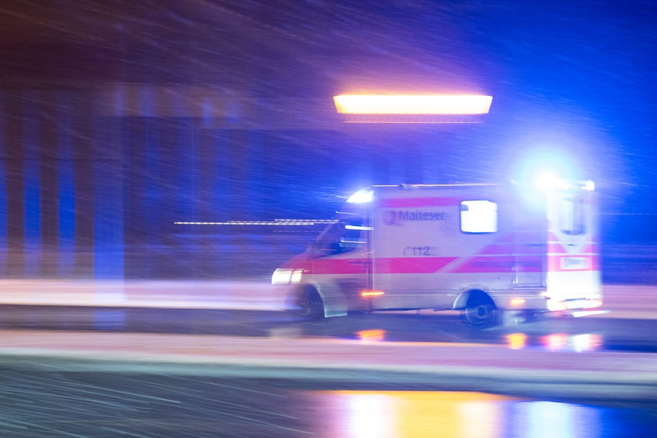 Ein 37-Jähriger musste mit einer Stichverletzung ins Krankenhaus gebracht werden. (Symbolbild)