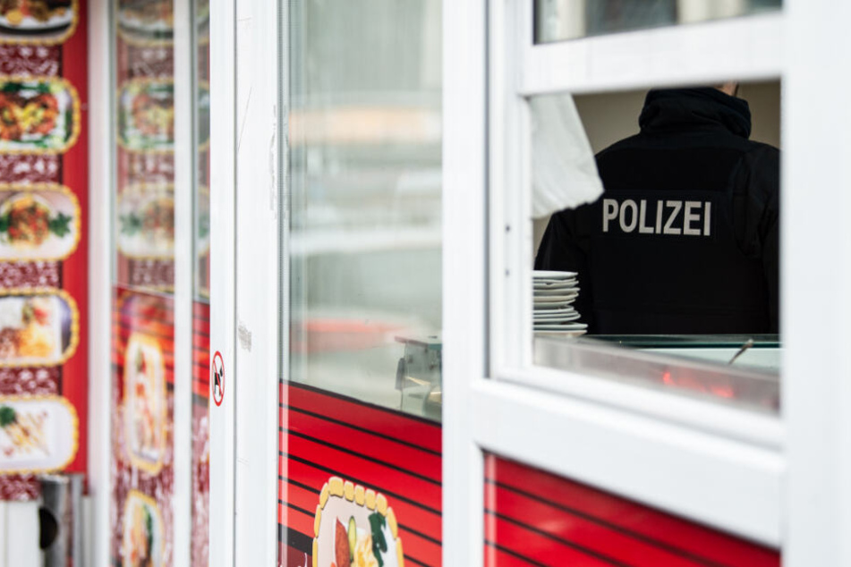 Das Opfer brach vor dem Imbiss blutend zusammen. (Symbolbild)