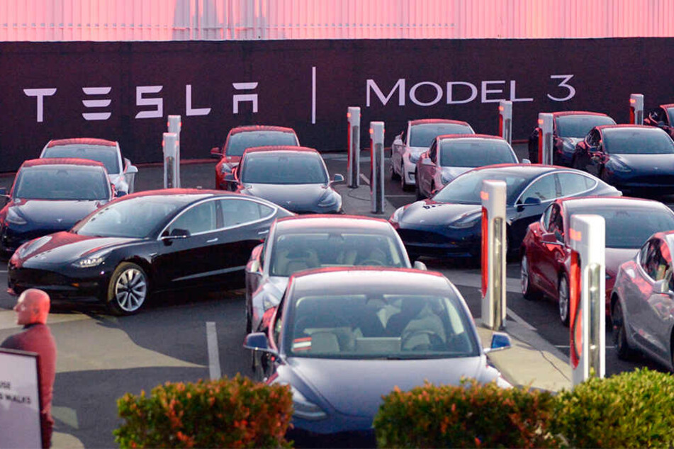 Der US-Konzern Tesla plant den Bau einer Fabrik in Europa. Mehrere Bundesländer bewerben sich, inzwischen zeigt auch Sachsen Interesse.
