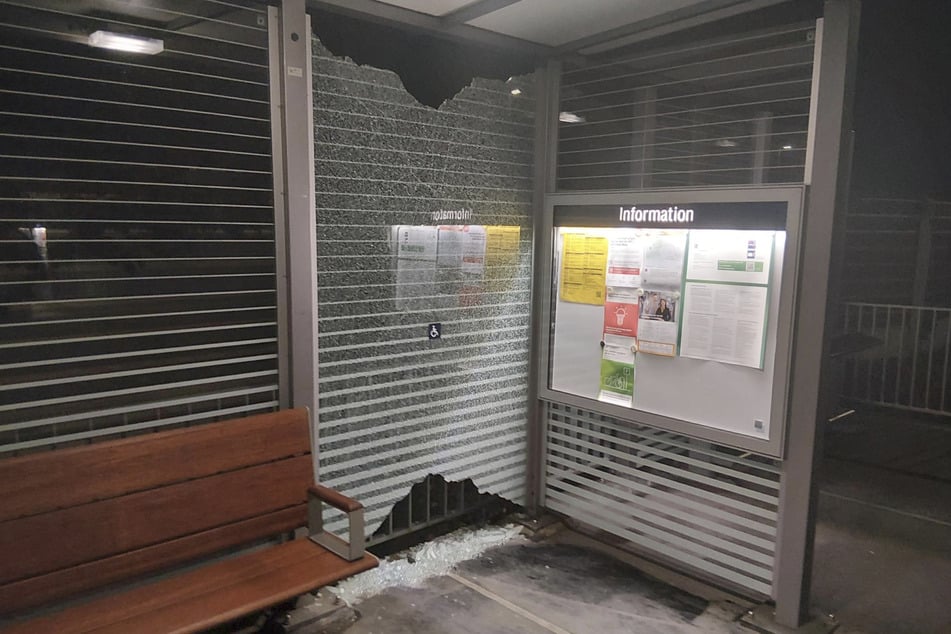 Am Haltepunkt Petershain wurde die Glasscheibe eines Wartehäuschens teilweise zerstört.