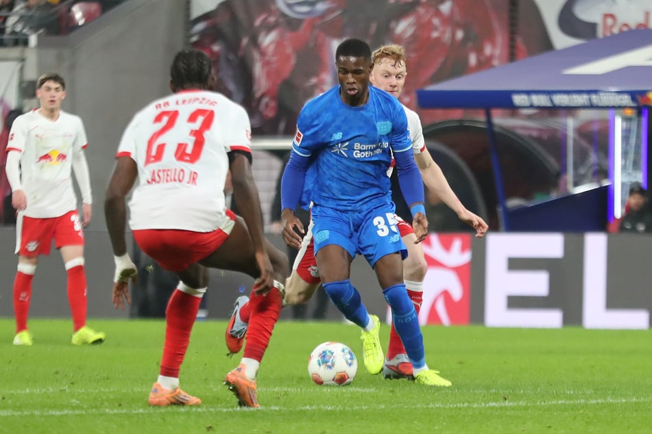Christian Kofane (19, blaues Trikot) ist zweiteuerster Leverkusen-Spieler - und könnte gegen RB Leipzig ausfallen.