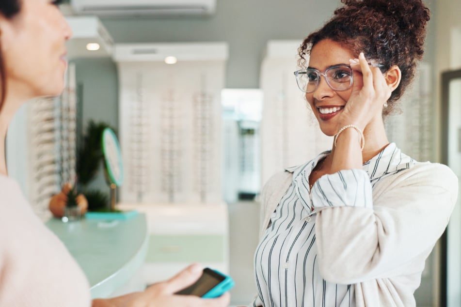 Beim Optiker die neue Wunschbrille anprobieren und dank AOK PLUS Bonusprogramm bis zu 400 Euro Zuschuss sichern.