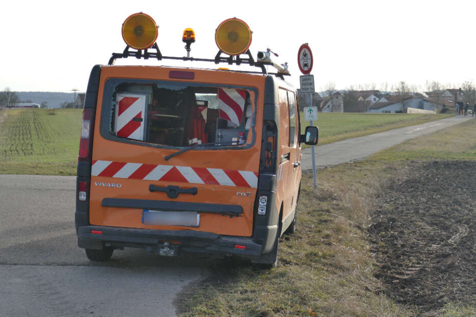 Der Motorradfahrer hatte den nach links abbiegenden Wagen wohl übersehen und fuhr auf ihn auf.