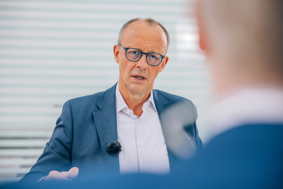 CDU-Chef Friedrich Merz (67) erntet harte Kritik für seine Äußerung in einem ZDF-Interview, man stehe offen einer Kooperation mit der AfD auf kommunaler Ebene offen gegenüber.