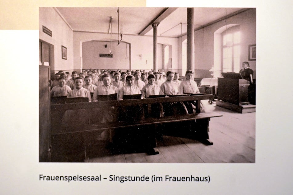 Frauen und Männer lebten und arbeiteten voneinander getrennt. Dieses Bild hält eine Singstunde im Frauenhaus fest.