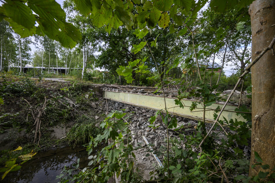 An dieser Stelle soll im bis Ende November eine Not-Brücke gebaut werden. Dann können Anwohner der Erzbergerstraße wieder schnell auf die andere Seite laufen.