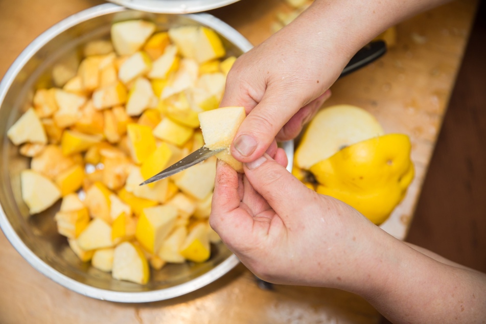 Nach einer kurzen Kochzeit sind nicht nur die Fruchtstücke bissfest, sondern auch die Küche duftet frisch nach Zitrone.
