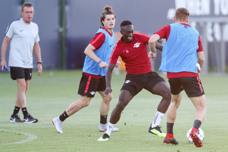 Jean-Kevin Augustin (Mitte vorn) fällt im Spiel gegen Luhansk wegen eines Magen-Darm-Virus aus. Marcel Sabitzer (Mitte hinten) hat seine Adduktorenprobleme noch nicht vollständig auskuriert.