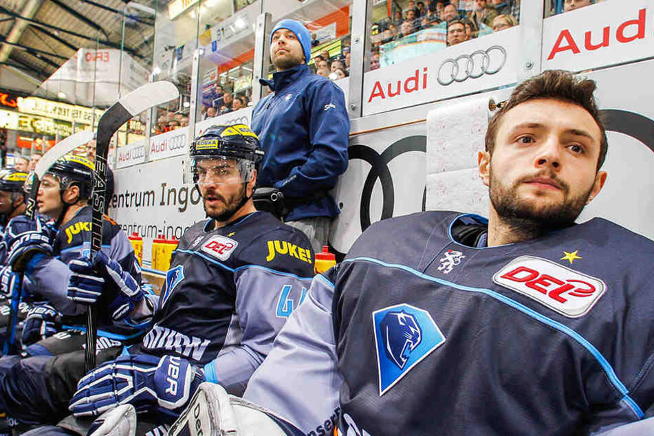 Eisenhut (rechts) saß in Ingolstadt meist auf der Bank.