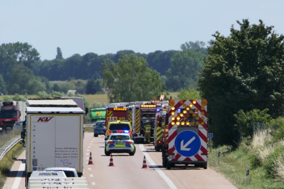 Die Polizei leitet den Verkehr einspurig an der Unfallstelle vorbei.