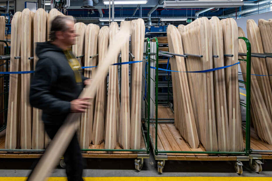 Holzkerne für Skier stehen in der Produktion des Skiherstellers Völkl.