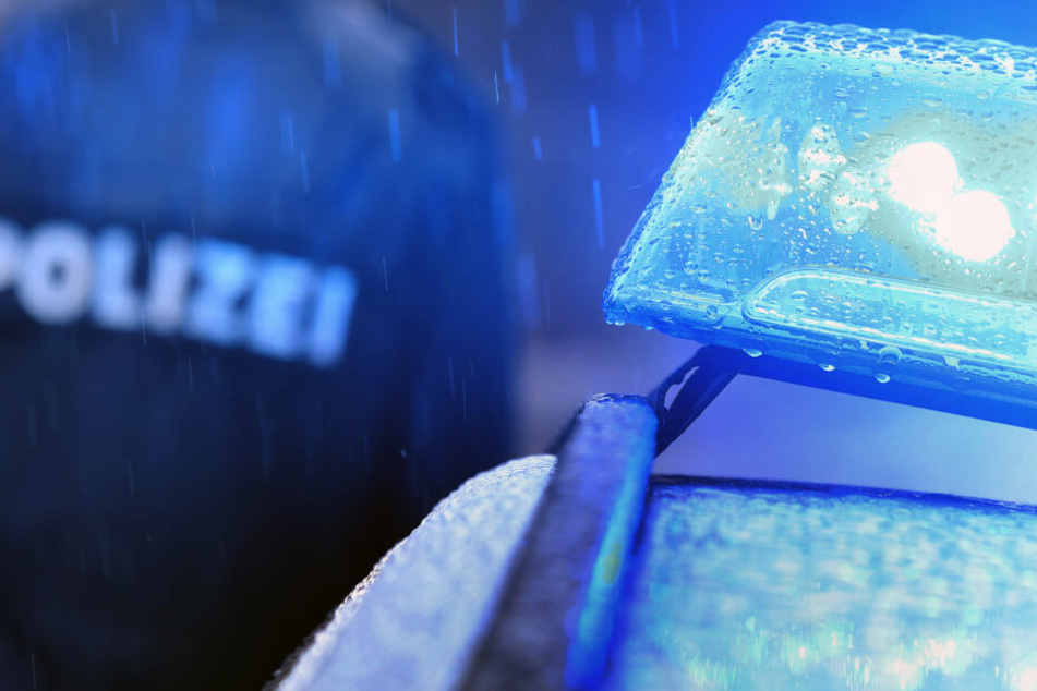 Sieben Männer und ein Schwert haben zu einem Polizeieinsatz geführt. (Symbolbild)