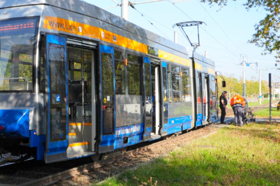 Auto biegt ab, Straßenbahn muss Vollbremsung hinlegen – Zwei Passagiere verletzt