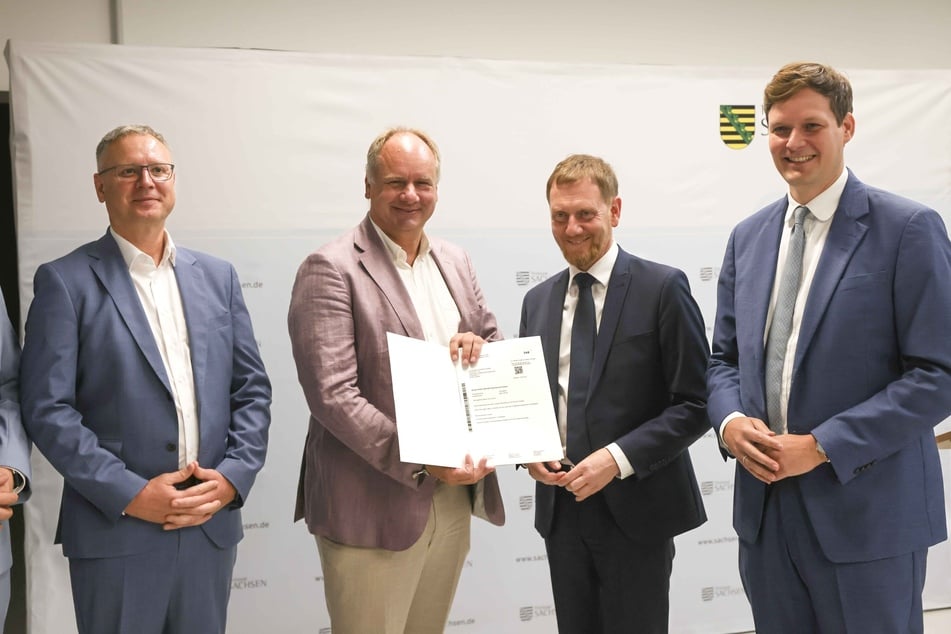 Übergaben den Fördermittelbescheid: OB Dirk Hilbert (53, FDP, 2.v.l.), MP Michael Kretschmer (50, CDU, 2.v.r.) und Kultusminister Conrad Clemens (42, CDU, r.).