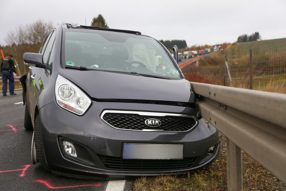 Der Kia war auf die Gegenfahrbahn gekommen und mit einem Tramsporter zusammengestoßen.
