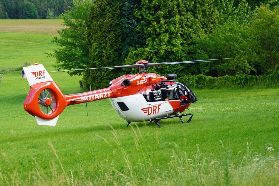 Auf Bildern des Unfallortes ist ein Rettungshubschrauber zu sehen. Beide Insassen wurden schwer verletzt.