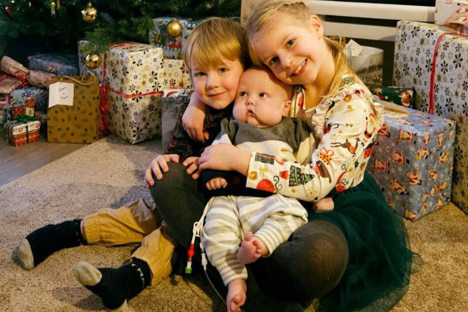 Da war die Freude riesengroß: Elena (7) und Noah (4) konnten ihren Bruder Nils zu Weihnachten endlich wieder in die Arme nehmen.