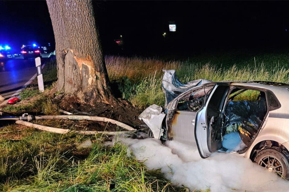 Tödlicher Unfall: VW kracht gegen Baum und geht in Flammen auf