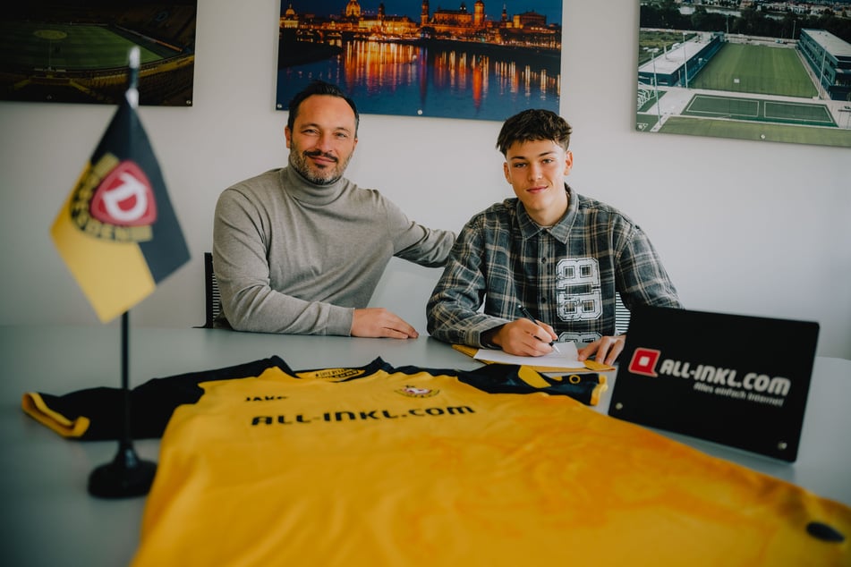 Sturm-Talent Jakob Zickler (18, r.) hat seinen ersten Profivertrag bei Dynamo Dresden unterschrieben. Links neben ihm SGD-Sportchef Thomas Brendel (48).