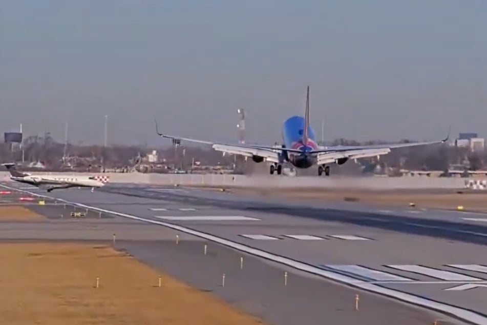 Als das Flugzeug gerade landen wollte, war plötzlich ein Privatjet im Weg.