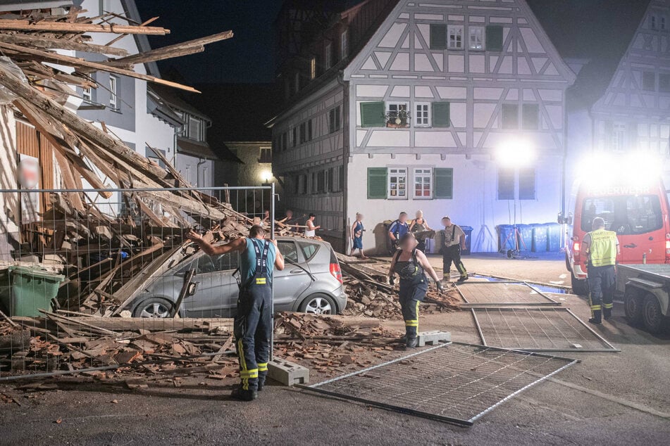 Einsatzkräfte grenzten die Trümmerteile mithilfe von Bauzäunen ein.