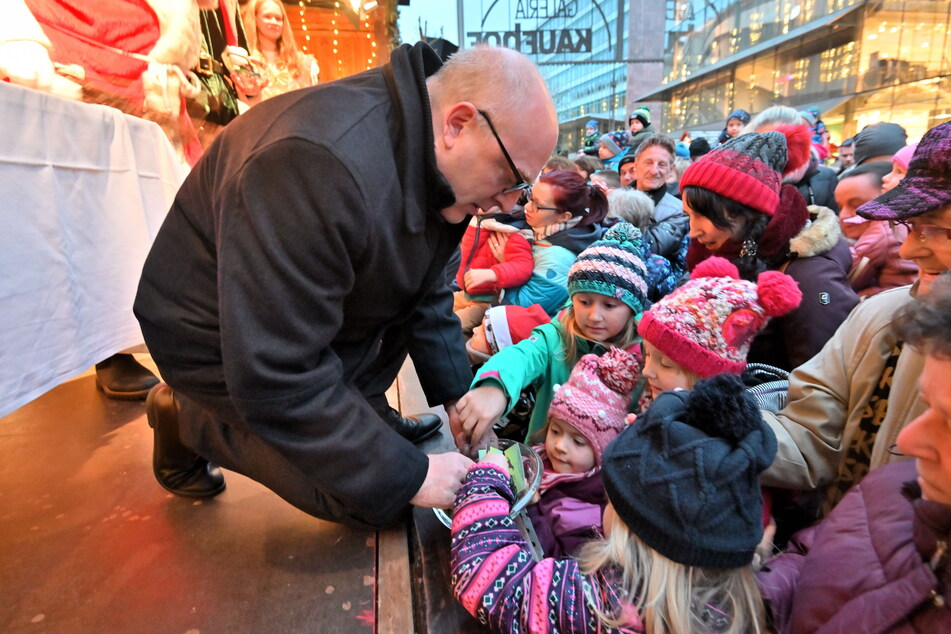 OB Sven Schulze (51, SPD) verteilte bei der Eröffnung Kinder-Gutscheine.