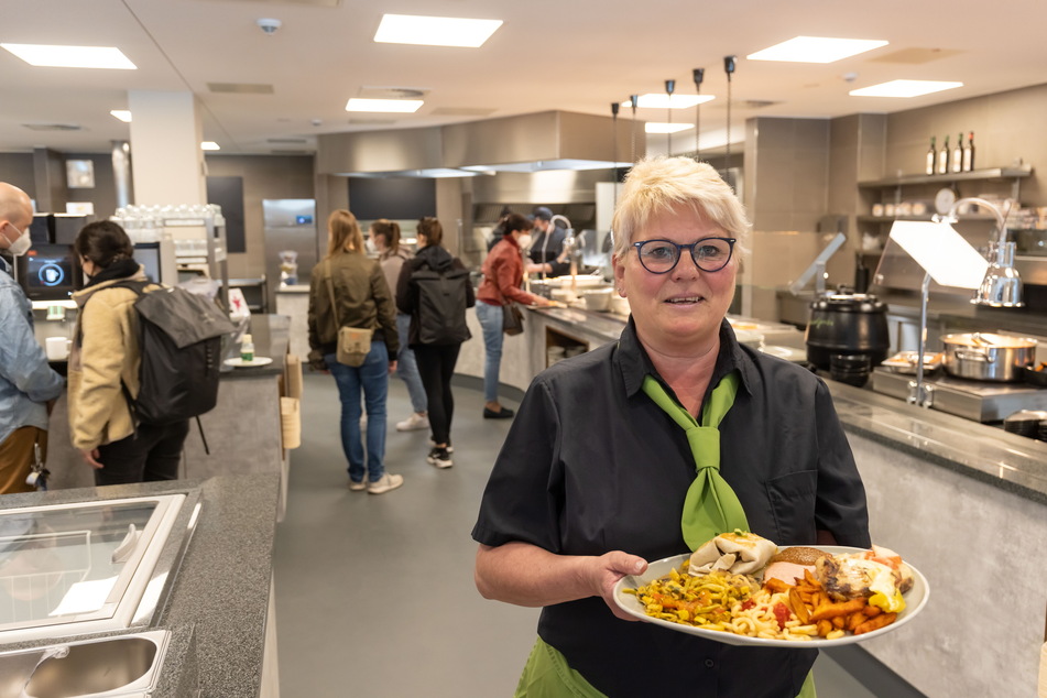 Küchenleiterin Ines Grunewald (59) kann Studenten sowie Gästen in der neuen Cafeteria viele vegetarische und vegane Gerichte anbieten.