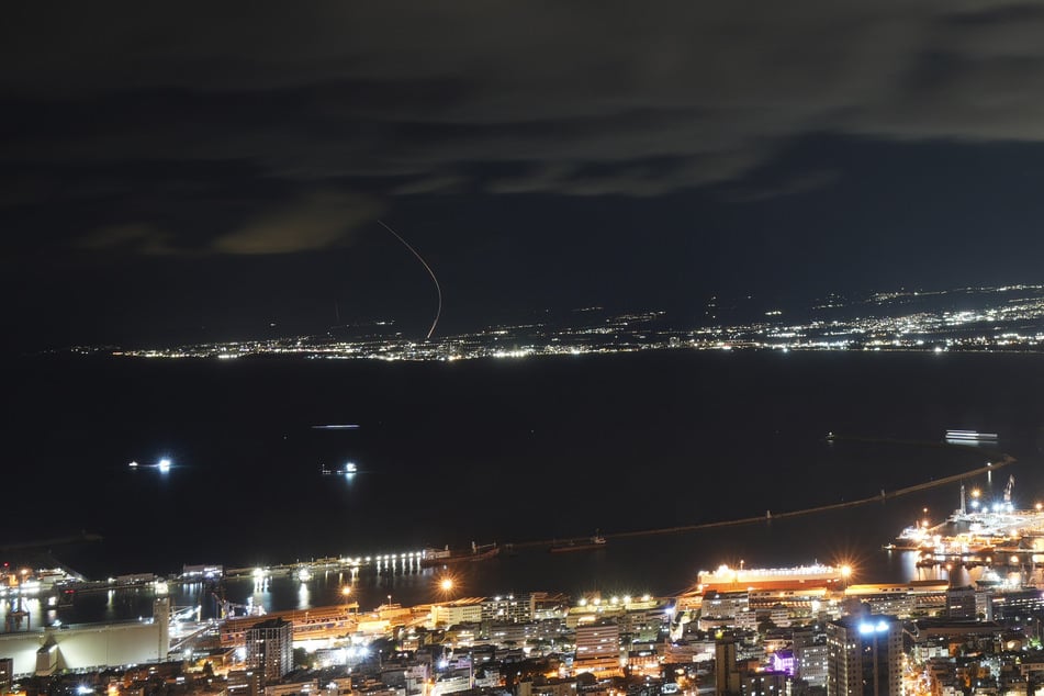 Das israelische Raketenabwehrsystem Iron Dome feuert, um Raketen abzufangen, die aus dem Libanon abgeschossen wurden.