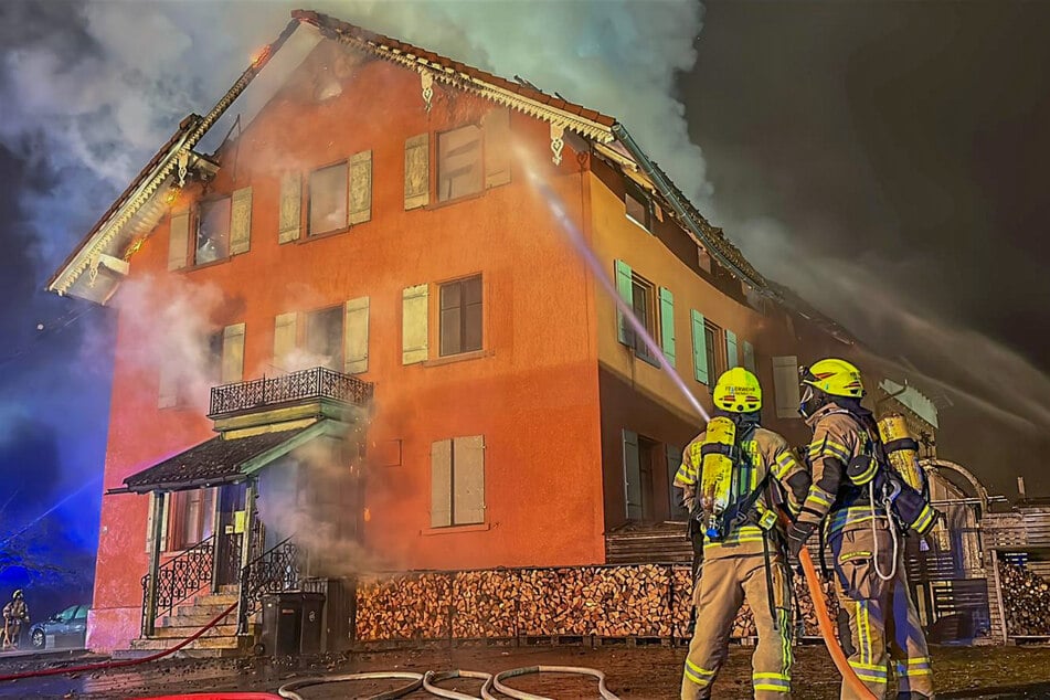 Dachstuhl brennt lichterloh: Mehrfamilienhaus nach Feuer unbewohnbar