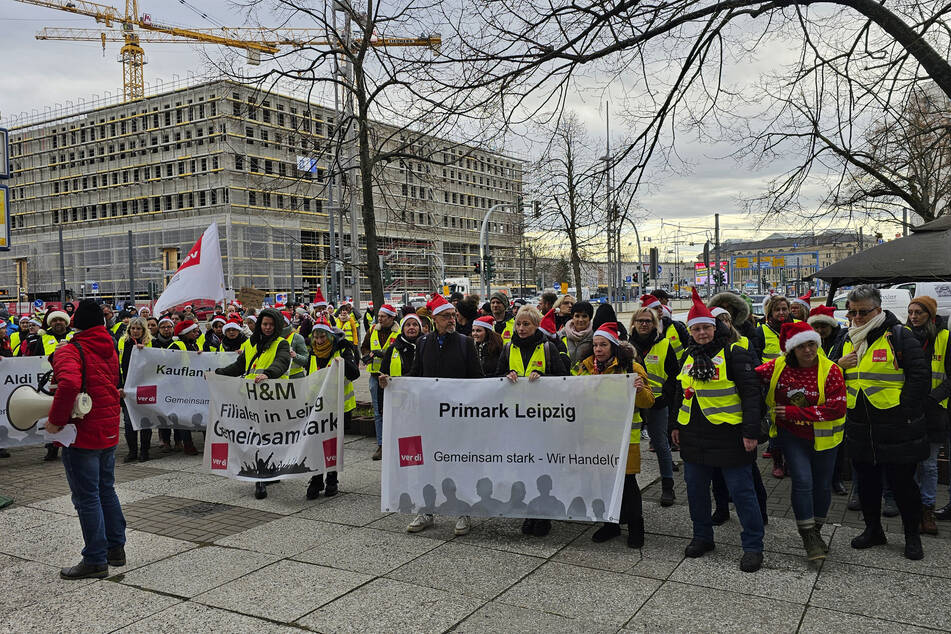 Zahlreiche Beschäftige des Einzelhandels trafen sich am Dienstagmorgen in Chemnitz zum Streik.