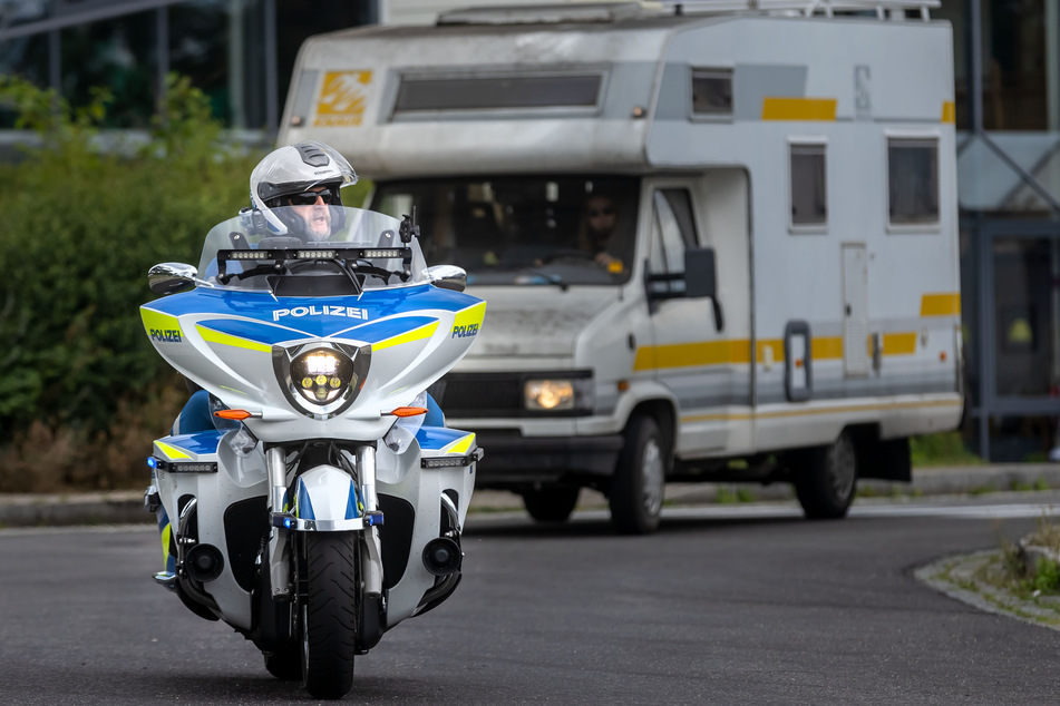 Die Motorradstaffel der Polizei pflückte die Wohnmobile von der A4.