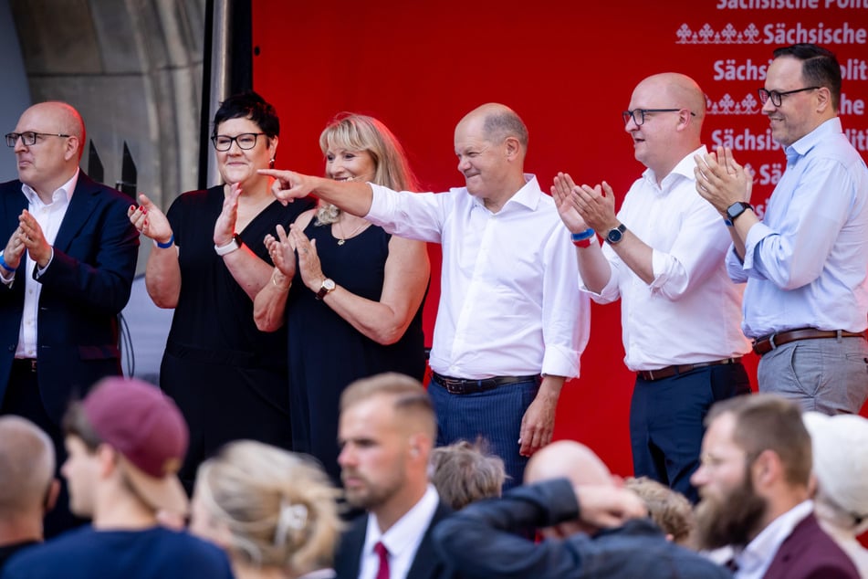 Bundeskanzler Olaf Scholz (66, SPD) inmitten sächsischer Genossen.