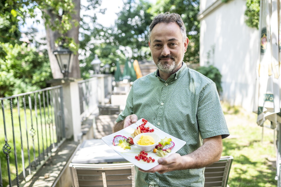 Parkhotel-Chef Udo Gnüchtel (51) serviert neuerdings Eis aus Kamelmilch.