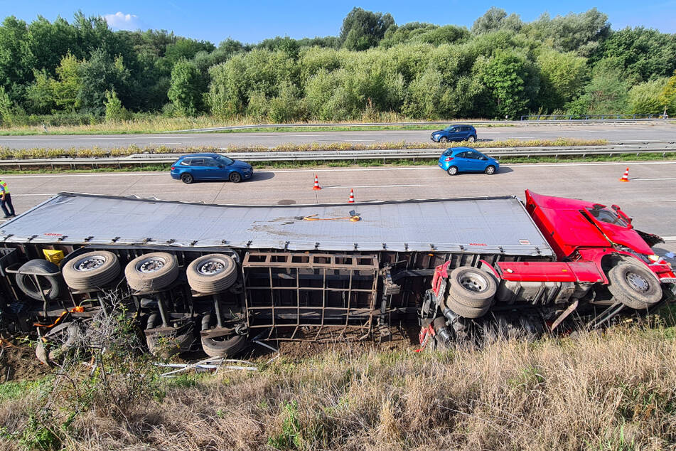 Bei einem Unfall am Dienstag auf der A14 bei Leipzig wurde ein Lastwagen-Fahrer (63) schwer verletzt.