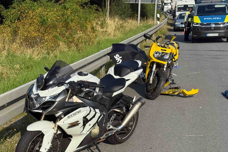 Diese beiden Motorräder waren auf den VW Sharan gekracht.